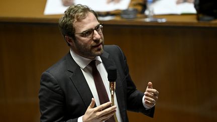 Le ministre de l'Economie, Antoine Armand, s'adresse aux députés à l'Assemblée nationale, à Paris, le 21 octobre 2024. (JULIEN DE ROSA / AFP)