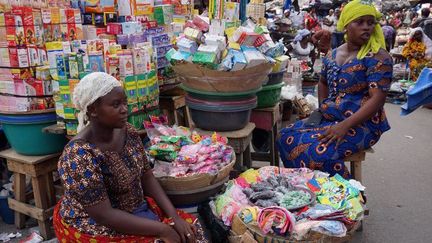 Le marché d'Adjamé à Abidjan, en Côte d'Ivoire, accueille 8000 vendeuses de médicaments. (ISSOUF SANOGO / AFP)