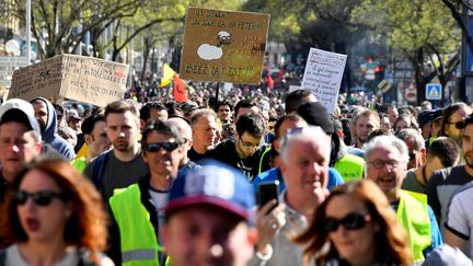 Des "gilets jaunes" défilent à Bordeaux le 23 mars 2019. (GEORGES GOBET / AFP)