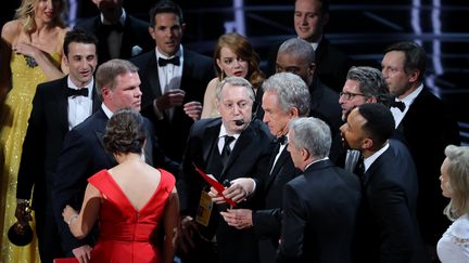 Confusion sur la scène des Oscars après l'annonce par erreur de l'attribution du meilleur film à La La Land,&nbsp;vendredi 26 février,&nbsp;à Los Angeles. (LUCY NICHOLSON / REUTERS)