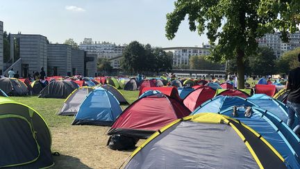 Près de 1000 personnes, essentiellement des migrants, campent devant la préfecture d'Ile-de-France, dans le parc André Citroën, à Paris, vendredi 3 septembre 2021.&nbsp; (ALAATTIN DOGRU / ANADOLU AGENCY / AFP)