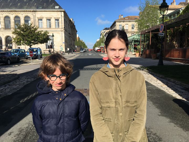 Fabio et Zoé dans les rues de Rochefort. (INGRID POHU / RADIO FRANCE)