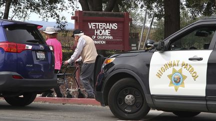 Opération de police dans une résidence d'anciens combattants à Yountville, en Californie, où une prise d'otages a fait quatre morts, dont le tireur, le 9 mars 2018.&nbsp; (BEN MARGOT / AP / SIPA)