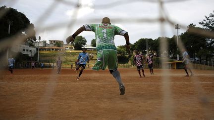 Alexandre Toledo, 36 ans, unijambiste, est le gardien de but d'un club de football amateur &agrave; Sao Paulo (Br&eacute;sil), le 29 mars 2014. (NACHO DOCE / REUTERS)