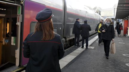 Des contôleurs et des voyageurs sur un quai de la gare de Rennes, le 16 décembre 2022. (MARC OLLIVIER / MAXPPP)