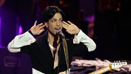 Prince joue&nbsp;le 19 mars 2005 à Los Angeles&nbsp;aux 36e NAACP Image Awards, où il&nbsp;est distingué d'un&nbsp;Vanguard Award. (KEVIN WINTER / GETTY IMAGES NORTH AMERICA)