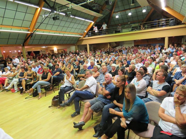 Dans le centre socioculturel de Forges-les-Bains (Essonne) lors d'une réunion d'informations sur le futur centre d'accueil de migrants, le 7 septembre 2016. (MAXPPP)