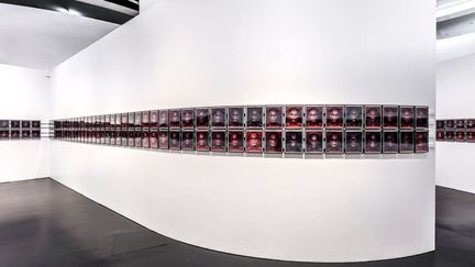 Vue de l'exposition "A toi appartient le regard (...) la liaison enfinie entre les choses", au Quai Branly. "SIXSIXSIX" : 666 autoportraits de Samuel Fosso. (© musée du quai Branly - Jacques Chirac, photo Vincent Mercier)