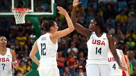 Tina Charles et Diana Taurasi. (MARK RALSTON / AFP)