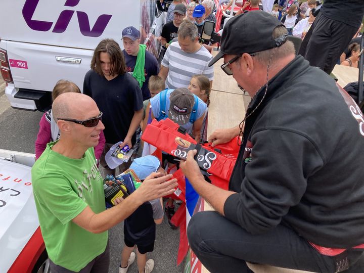 Innovation de ce Tour de France femmes 2022, la caravane fait des haltes à certains endroits de l'étape. (Adrien Hémard-Dohain / Franceinfo: sport)