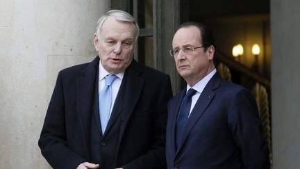 Le pr&eacute;sident de la R&eacute;publique, Fran&ccedil;ois Hollande, et le Premier ministre, Jean-Marc Ayrault, le 19 f&eacute;vrier 2014 &agrave; Paris. (PATRICK KOVARIK / AFP)