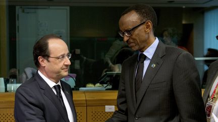 Le pr&eacute;sident de la R&eacute;publique, Fran&ccedil;ois Hollande, et son homologue rwandais, Paul Kagame, le 2 avril 2014 &agrave; Bruxelles (Belgique). (ALAIN JOCARD / AFP)