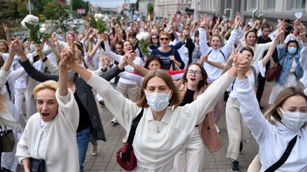 Manifestation de femmes en blanc contre les violences policières et la réélection annoncée d'Alexandre Loukachenko. (SERGEI GAPON / AFP)