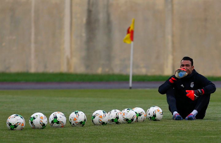 Essam El Hadary à l'entraînement avant la finale de la Coupe d'Afrique des nations contre le Cameroun, le 3 février 2017 à Libreville (Gabon). (AMR DALSH / REUTERS)