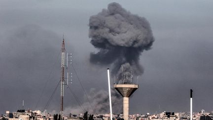 Smoke rises from a neighborhood in Rafah (Gaza Strip) after an Israeli army strike, February 8, 2024. (MAHMUD HAMS / AFP)