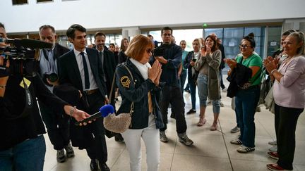 Gisèle Pelicot remercie le public, dans la salle des pas perdus du tribunal judiciaire d'Avignon (Vaucluse), le 23 septembre 2024. (CHRISTOPHE SIMON / AFP)