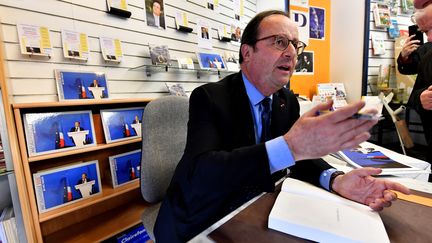 François Hollande lors d'une dédicace de son livre à Tulle le 14 avril 2018. (GEORGES GOBET / AFP)