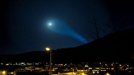 Un étrange effet lumineux observé en décembre 2009&nbsp;en Norvège. La Russie avait affirmé&nbsp;qu'il s'agissait d'un lancement raté de missile. (ANITA OLSEN / EPA/SCANPIX NORWAY)