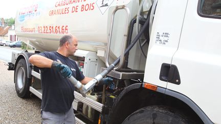 Un livreur de fioul à Flexicourt, en Picardie. (FRED HASLIN / MAXPPP)