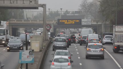 Un&nbsp;panneau indique un pic de pollution à Paris, le 2 novembre 2015. (CAROLINE PAUX / CITIZENSIDE / AFP)