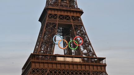 Les anneaux olympiques sur la tour Eiffel pendant les Jeux de Paris, le 4 août 2024. (AIMEE DILGER / SOPA IMAGES / SIPA)