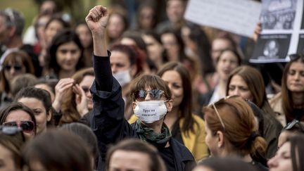 République de Macédoine du Nord : une femme porte un masque pour se protéger de "l'odeur du sexisme" lors d'une manifestation pour la journée internationale des droits des femmes à Skopje, le 8 mars 2019.&nbsp; (ROBERT ATANASOVSKI / AFP)