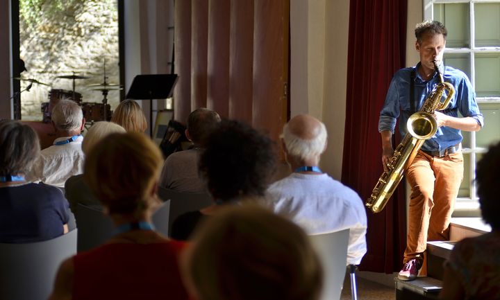 Ambronay 2020 : le saxophoniste de l'ensemble l'Arbre Canapas Gérald Chagnard, le 19 septembre.&nbsp;&nbsp; (BERTRAND PICHENE)