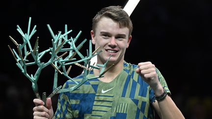 Holger Rune pose avec son trophée du Masters 1000 de Paris-Bercy, le 6 novembre 2022. (MUSTAFA YALCIN / ANADOLU AGENCY via AFP)