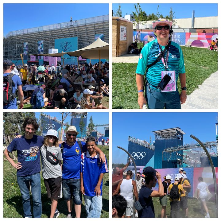 Tandis que des spectateurs, venus voir les débuts de l'escalade sportive aux JO de Paris, tentent de se protéger du soleil et de la chaleur, Mathieu, volontaire sur le site du Bourget (Seine-Saint-Denis), est sur le pont. Dejan et Vincent, avec leurs filles, profitent de ce moment à part, le 5 août 2024. (CLEMENT MARIOTTI PONS / FRANCEINFO: SPORT)