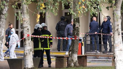 Un homme a poignardé à mort un enseignant et fait deux blessés graves dans un lycée à Arras (Pas-de-Calais), le 13 octobre 2023. (DENIS CHARLET / AFP)