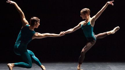 Valentine Colasante, Marc Moreau: "In the Middle somewhat elevated" de Forsythe
 (Anne Deniau/Opéra national de Paris)