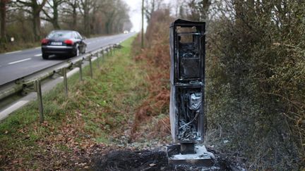 Un radar incendié en Loire-Atlantique, le 28 décembre 2018. (ROMAIN BOULANGER / MAXPPP)