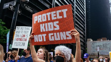 Une manifestante pour le contrôle des armes à feu, à New York (Etats-Unis), le 11 juin 2022. (ELSA SEIGNOL / HANS LUCAS / AFP)