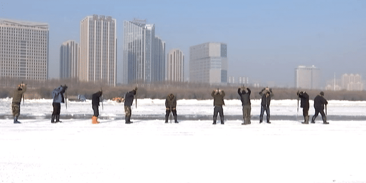 les ouvriers extraient la glace pour le Festival de glace de Harbin
 (France 2 / Culturebox)