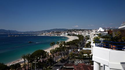 La Croisette, vue de la terrasse de l'Hôtel Martinez à Cannes. (VALERY HACHE / AFP)