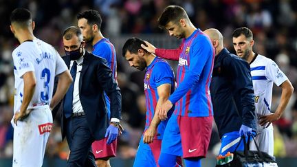 Sergio Aguero a dû quitter le terrain en première période à cause de douleurs thoraciques lors du match Barcelone-Alavés, le 30 octobre 2021. (PAU BARRENA / AFP)