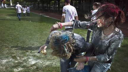 Des étudiants se font bizuter, le 09 septembre 2010, à Lyon.&nbsp; (JEAN-PHILIPPE KSIAZEK / AFP)