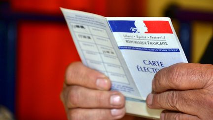 Le Code &eacute;lectoral a &eacute;t&eacute; mis &agrave; l'&eacute;preuve dans plusieurs bureaux de vote, &agrave; l'occasion du premier tour des d&eacute;partementales, dimanche 22 mars 2015. (GERARD BOTTINO / CITIZENSIDE.COM / AFP)