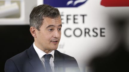 Le ministre de l'Intérieur, Gérald Darmanin, répond aux journalistes à la préfecture de Corse lors d'une conférence de presse à Ajaccio, le 17 mars 2022. (PASCAL POCHARD-CASABIANCA / AFP)