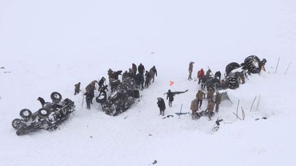 Des soldats turcs tentent de dégager des personnes ensevelies par&nbsp;la neige après une avalanche dans la province de Van, en Turquie, le 5 février 2020. (STRINGER / X80002 / REUTERS)