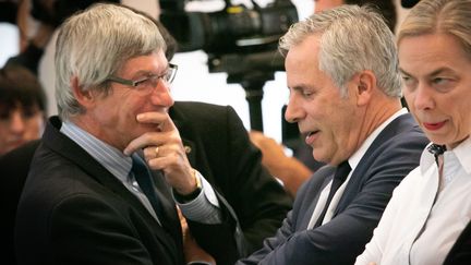 Le PDG de Normandie Logistique, Christian Boulocher (G), le PDG de Lubrizol France, Frédéric Henry, participaient vendredi 11 octobre à Rouen à un comité pour la transparence et le dialogue. (LOU BENOIST / AFP)