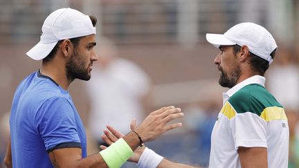 Matteo Berrettini, vainqueur, serre la main du Français Jérémy Chardy lors du premier tour de l'US Open à New York, le 31 août.&nbsp; (SARAH STIER / GETTY IMAGES NORTH AMERICA)