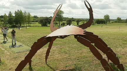 Des golfeurs face à "Crabe" de Jérôme Durand, une oeuvre mesurant 2,30 m.
 (France 3 Culturebox (capture d&#039;écran))