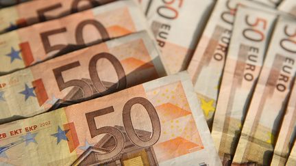 Les 18-24 ans pensent qu'il faut gagner 4 398 euros net par mois pour &ecirc;tre riche, contre 7 871 euros pour les 65 ans et plus, selon un sondage Ifop publi&eacute; le 6 f&eacute;vrier 2013. (ADAM BERRY / GETTY IMAGES )