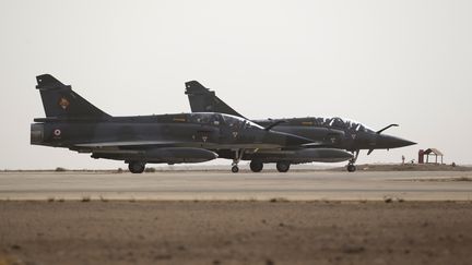 Des Mirage 2000 de l'armée française sur une base jordanienne, en octobre 2012. (KENZO TRIBOUILLARD / AFP)