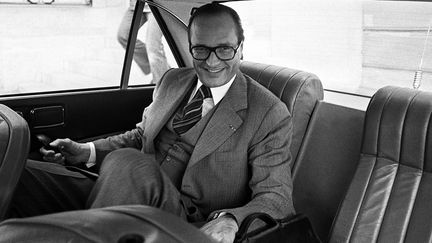 Jacques Chirac le 20 avril 1976, alors Premier Ministre, dans sa nouvelle Peugeot 604 à Paris (AFP)