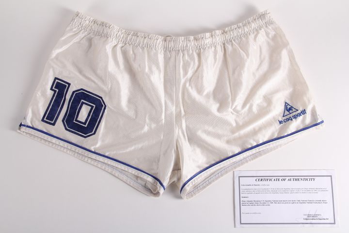 Short du joueur Diego Maradona et son certificat d’authenticité.
	 
 (TERRY O’NEILL / MUSEES GADAGNE – LYON)