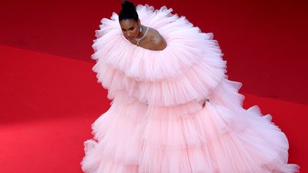 Cindy Bruna habillée en Giambattista Valli lors de l'avant-première "Armageddon Time", à Cannes. (VALERY HACHE / AFP)