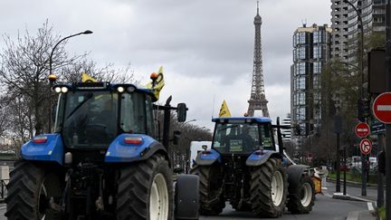 Des agriculteurs circulent en tracteurs dans les rues de Paris, le 23 février 2024. (MIGUEL MEDINA / AFP)