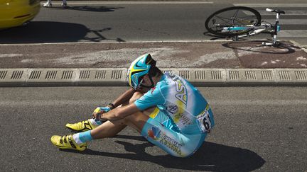 Le coureur slov&egrave;ne Janez Brajkovic au sol pendant l'&eacute;tape Aix-en-Provence-Montpellier, le 4 juillet 2013.&nbsp; (JOEL SAGET / AFP)